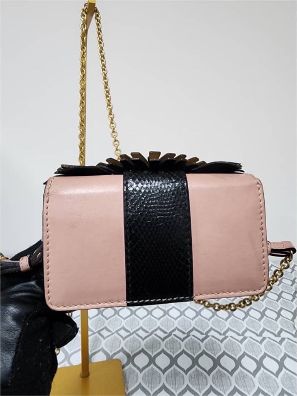 Authentic Burberry Owl Chain-Linked Crossbody Bag Multicolored - Picture 4 of 15